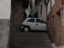 Je nach Wohnlage ist seitwärts parkieren unmöglich - gesehen in Granada.